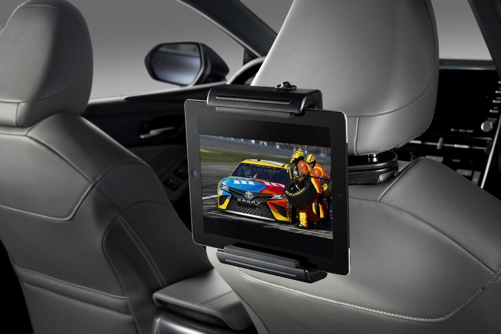 beaverton-toyota-acessories-5-summer-road-trip-tips-its-not-too-late-prius-prime-universal-tablet-holder
